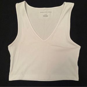 American Eagle - Cropped White V-neck Tank Top